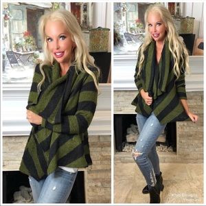 Fab💚Striped green & black classy open sweater